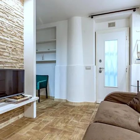 Lovely Ground Floor Colosseo Wi-fi Ac Apartment *
